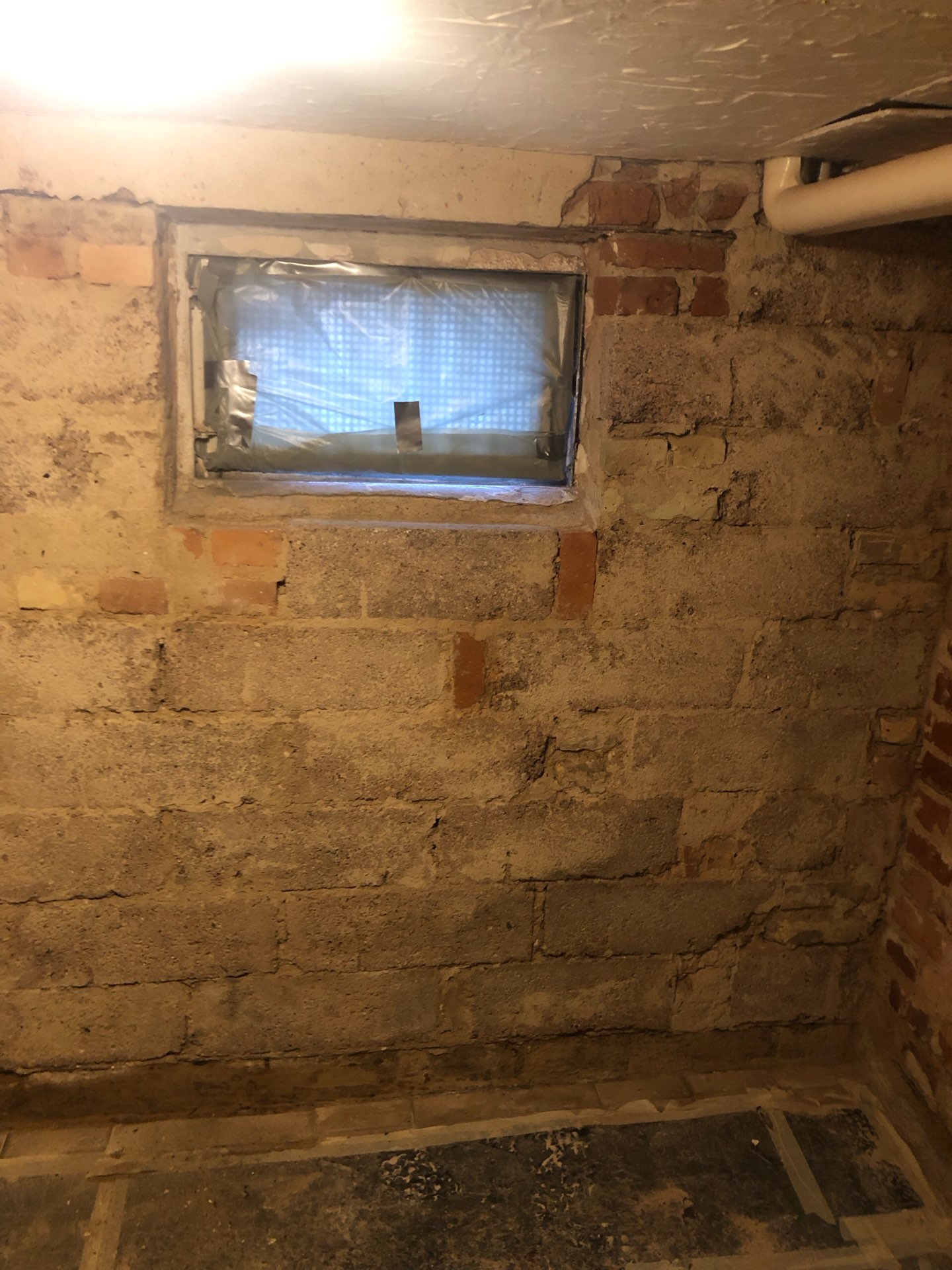 Feuchte Kellerwand vor der Innenabdichtung – freigelegtes Mauerwerk im Keller