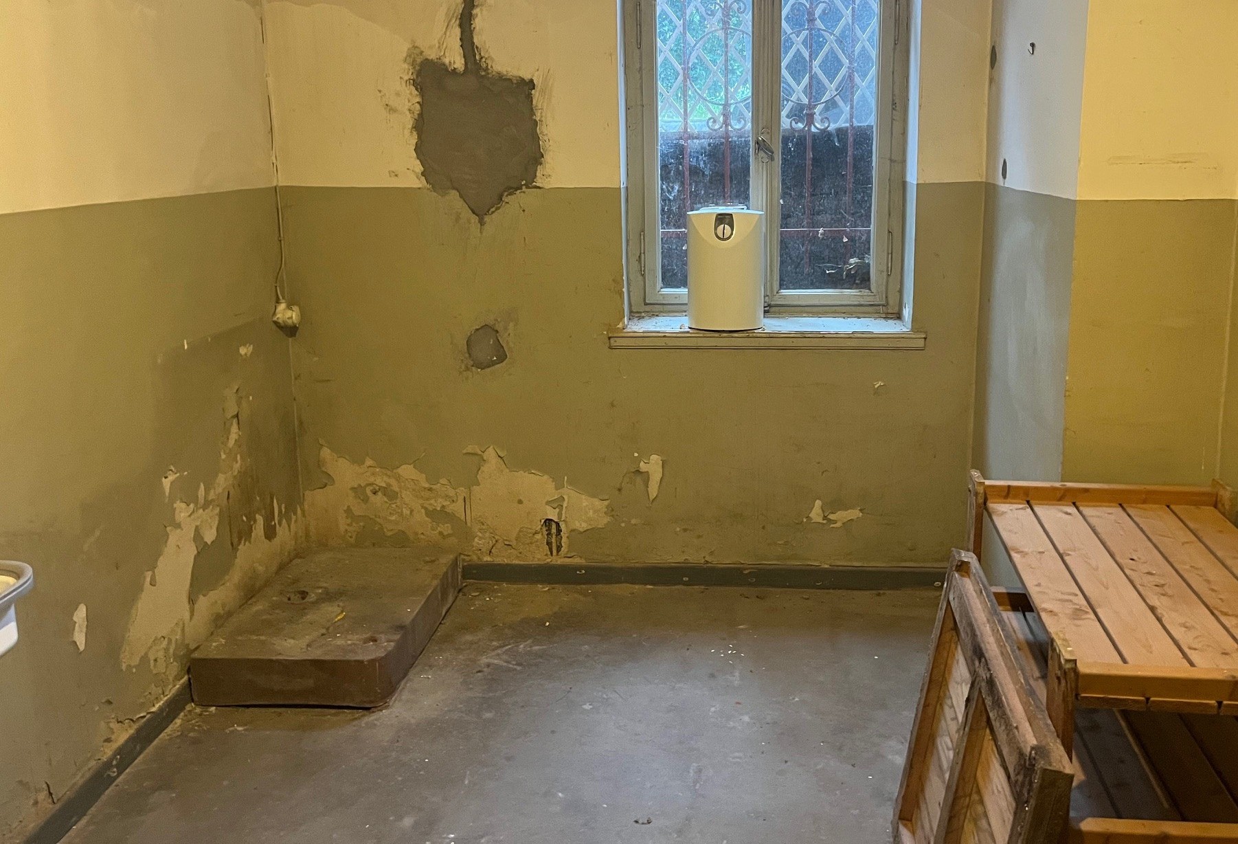 Feuchte Kellerwand in einem Altbau mit abplatzendem Putz