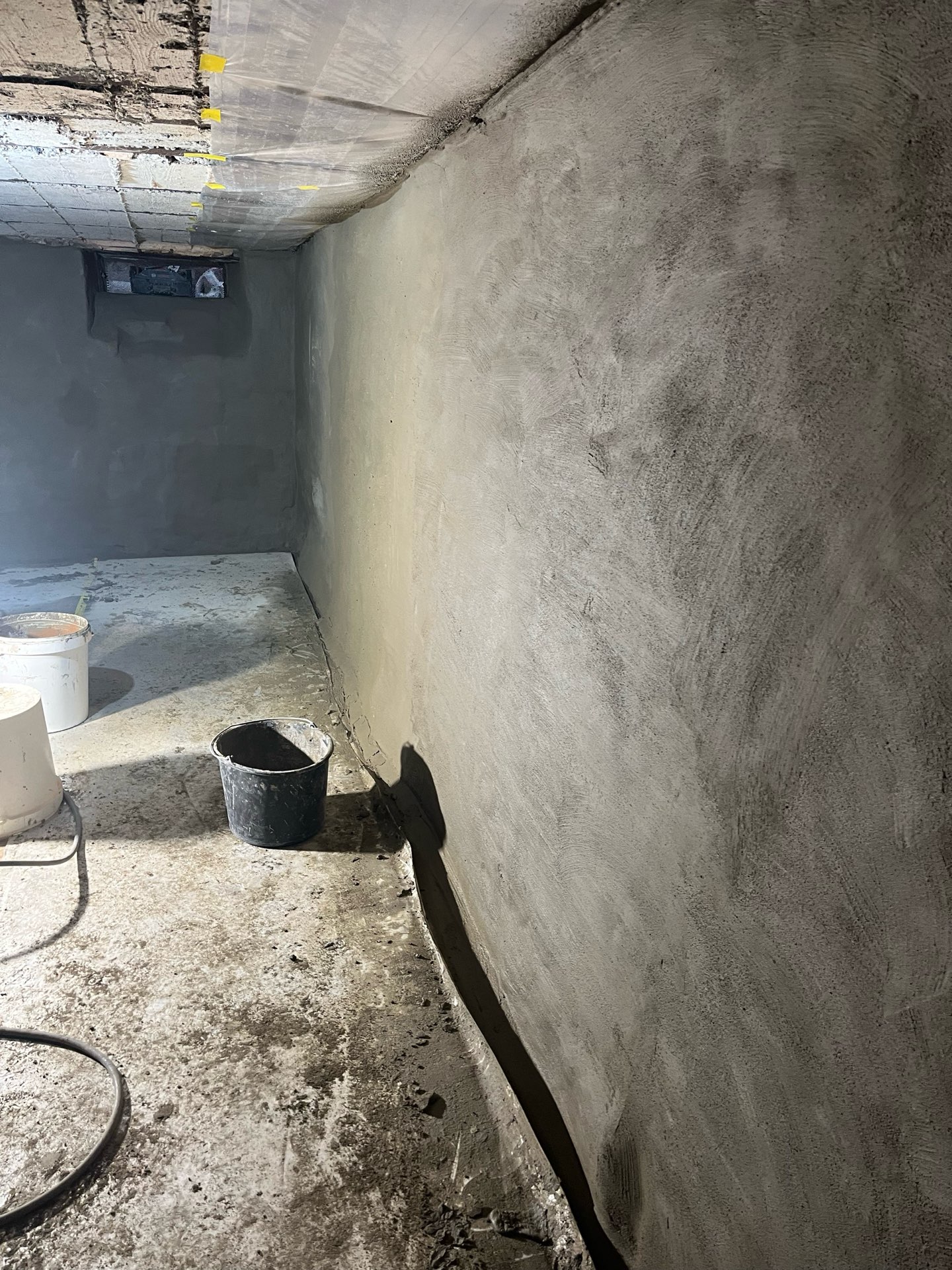 Abgedichtete Kellerwand in einem Altbau nach der Sanierung