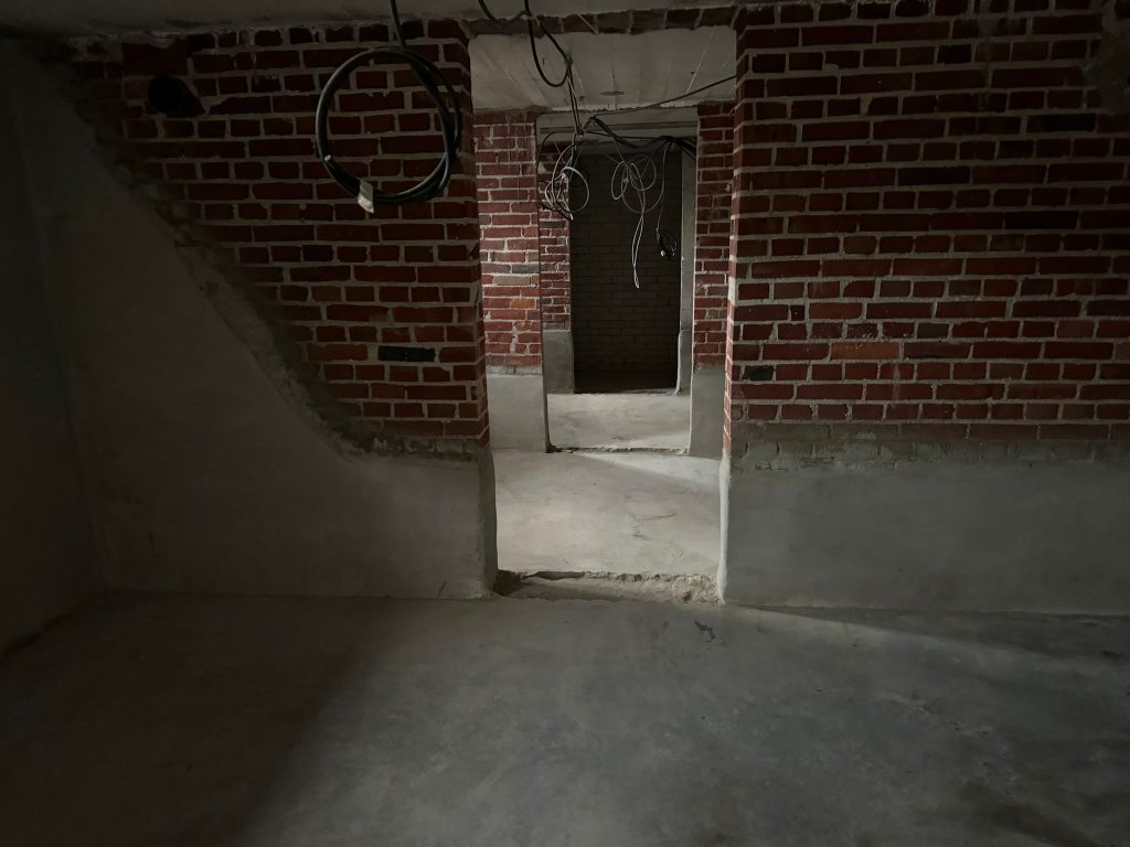 Abgedichteter Wand-Boden-Anschluss im Altbaukeller nach der Kellerabdichtung