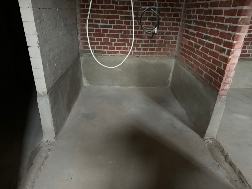 Abgedichtete Kellerwand in einem Altbaukeller nach der Innenabdichtung