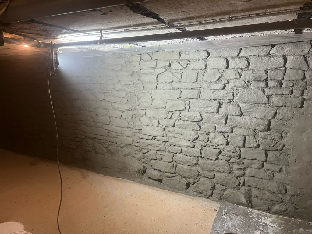 Abgedichtete Bruchsteinmauer im Keller nach der Sanierung
