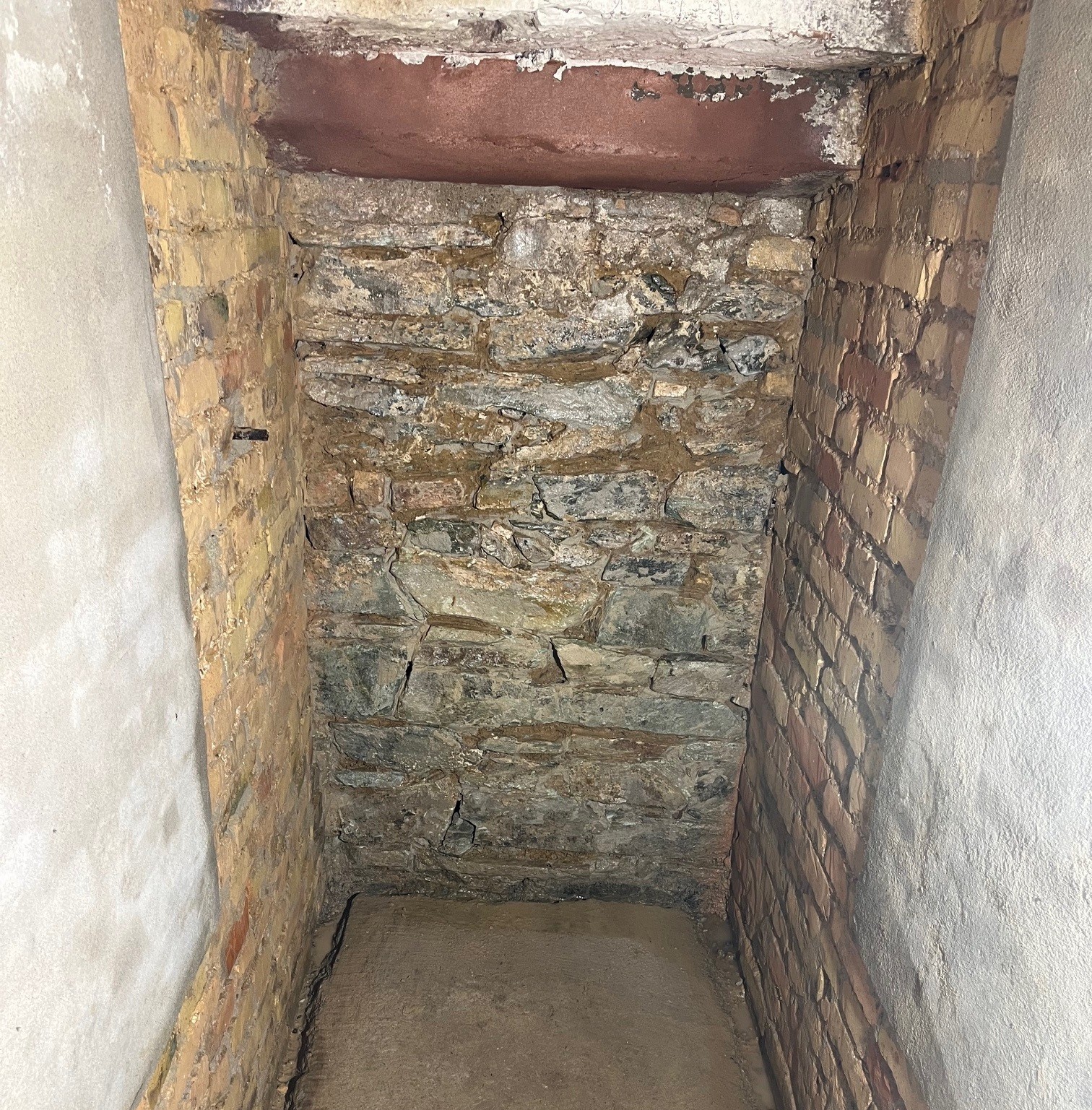 Offene Bruchsteinmauer im Keller mit Feuchtigkeit vor der Abdichtung