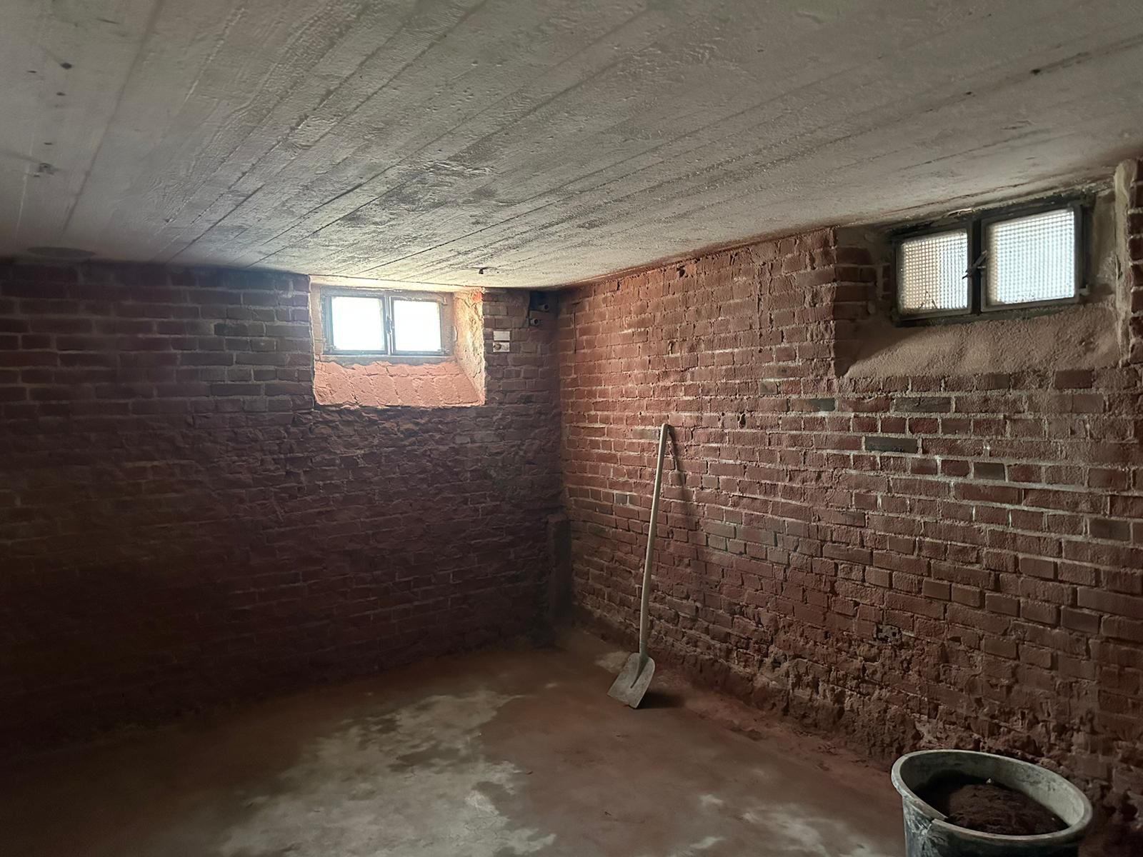 Feuchte Kellerwand in einem Altbaukeller vor der Abdichtung