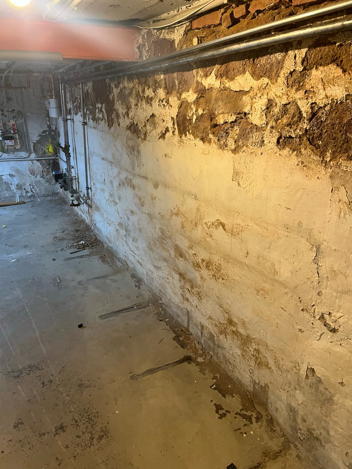 feuchte Kellerwand vor der Abdichtung im Altbau
