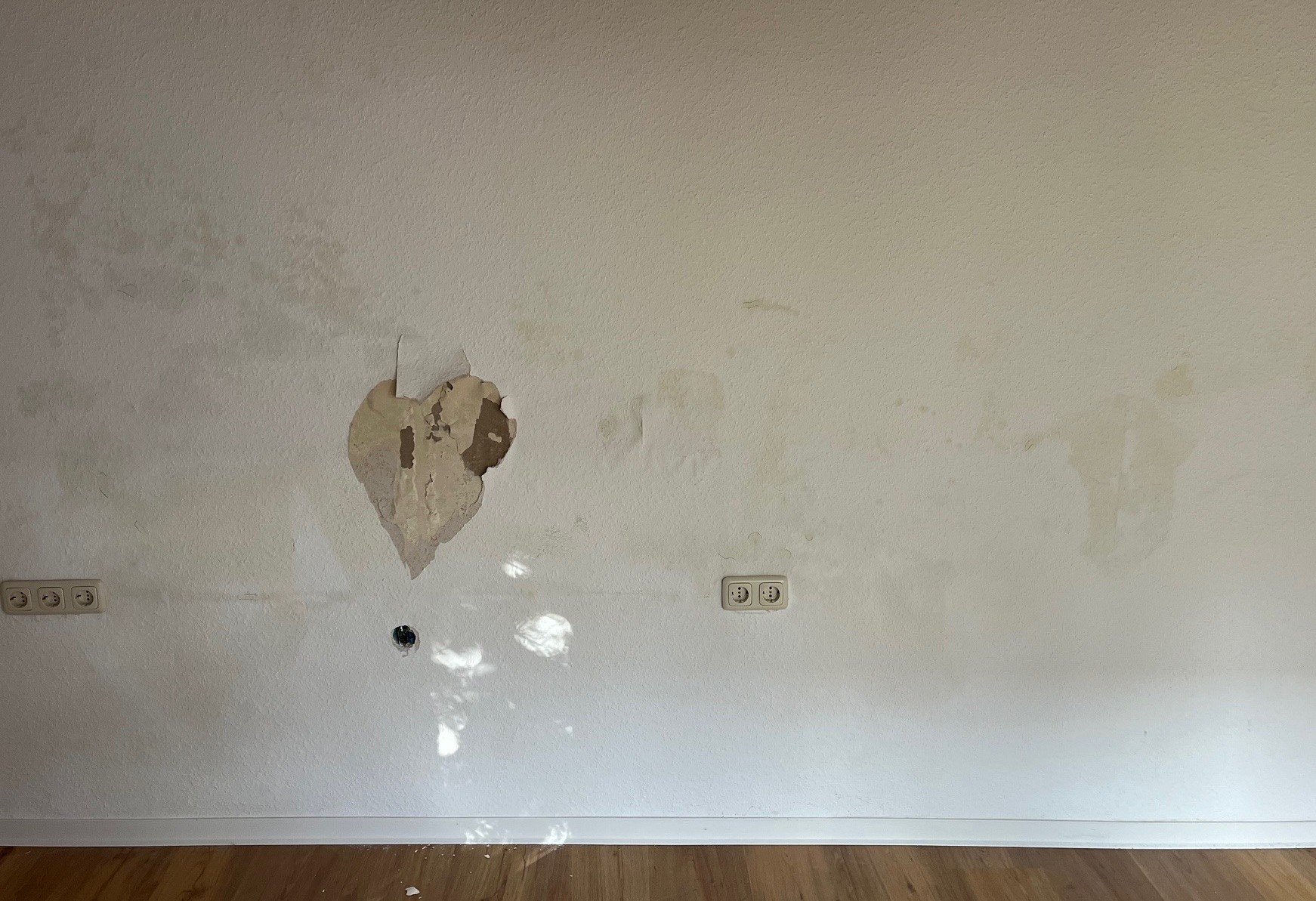 Feuchte Wand im Wohnraum durch aufsteigende Feuchtigkeit