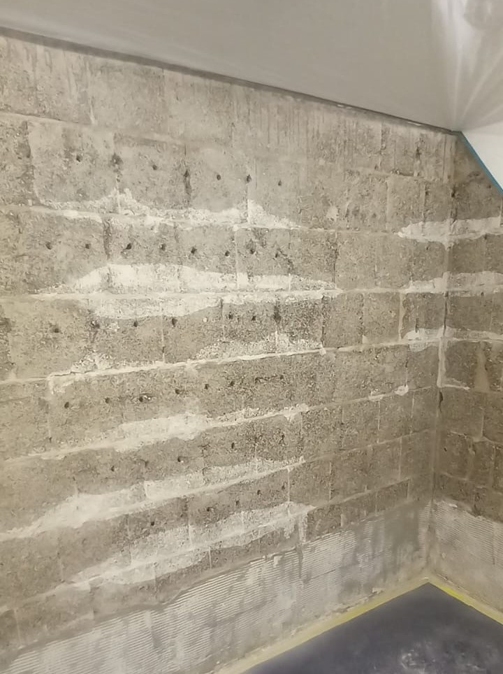 Bohrlöcher für Injektionsverfahren in einer Kellerwand