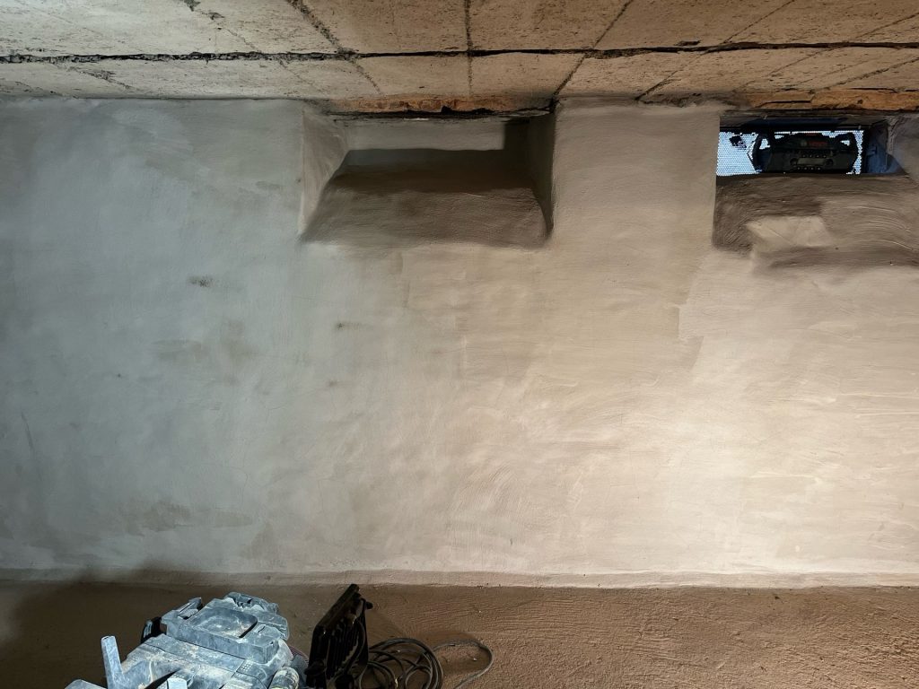 Fertige Abdichtung einer Kellerwand aus Bruchsteinmauerwerk nach der Sanierung