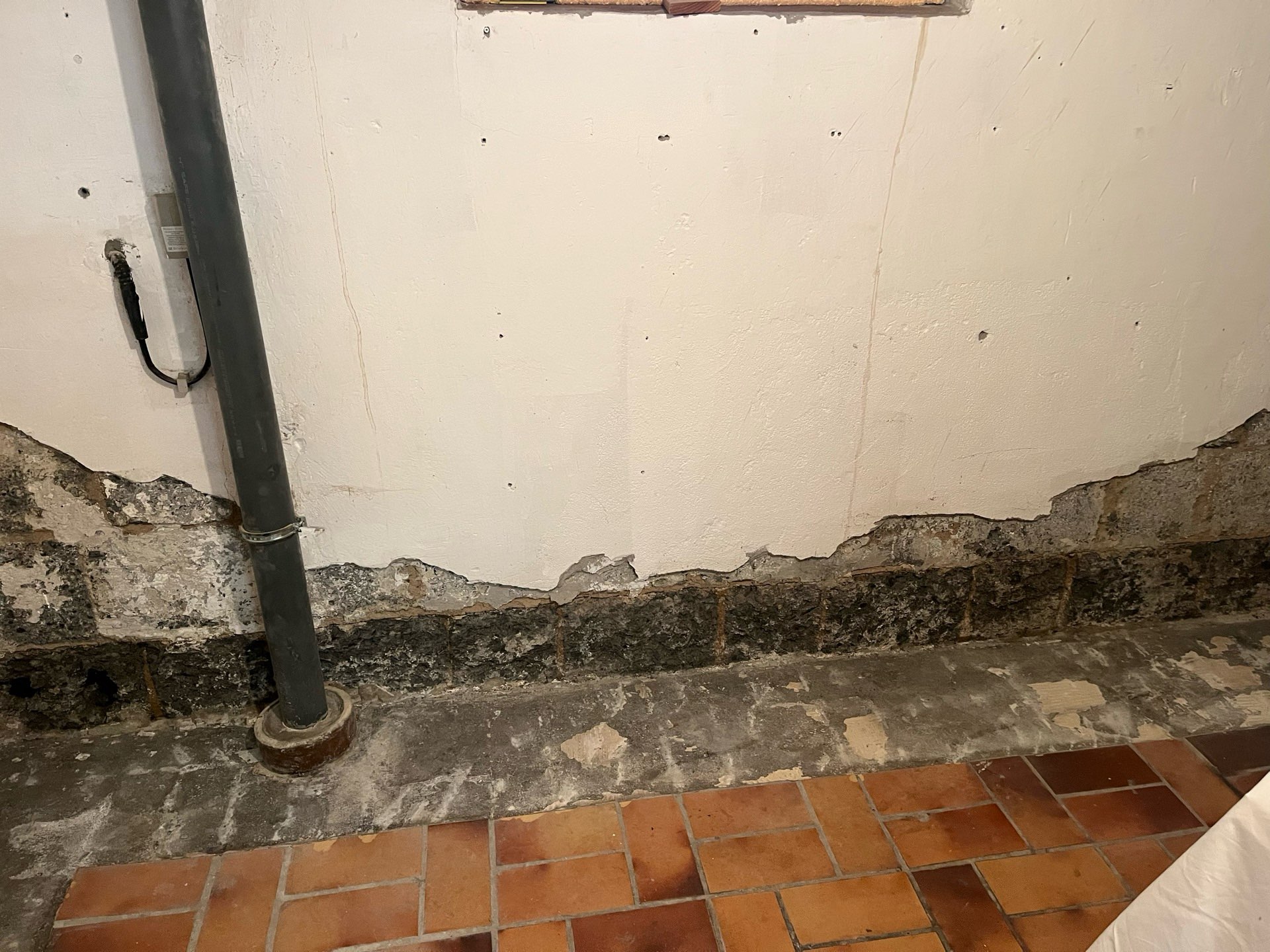 Feuchte Kellerwand am Wandfuß bei Streifenfundament