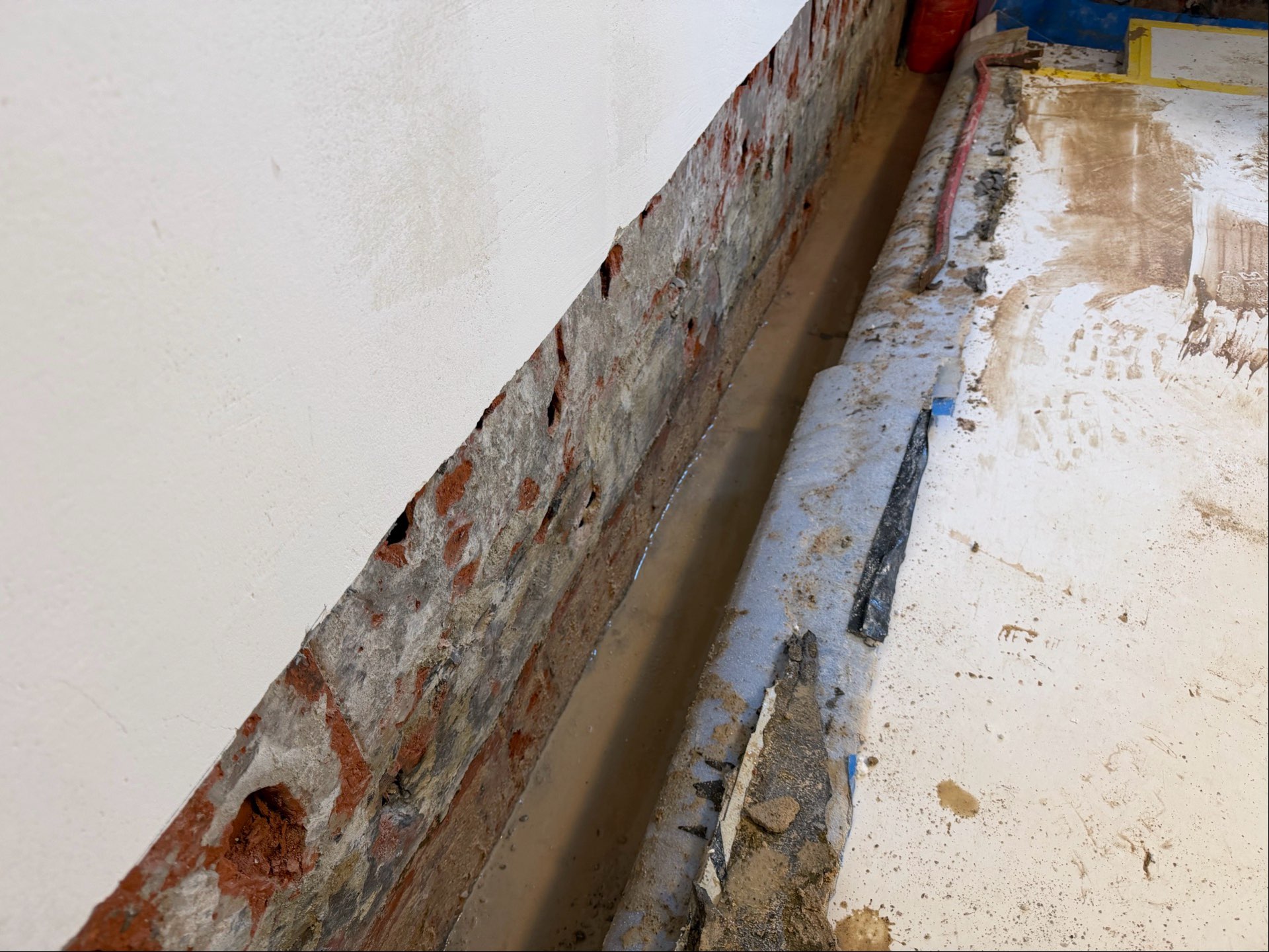 Wassereintritt am Wand-Boden-Anschluss im Keller