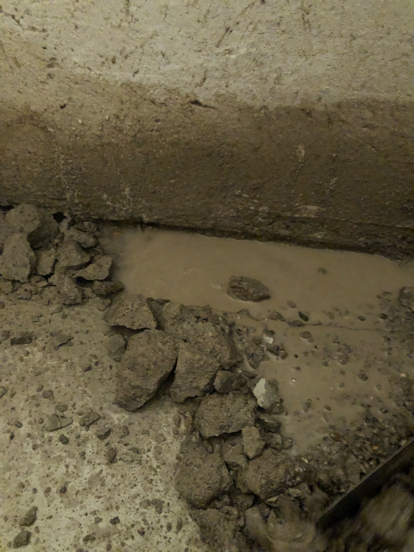 Wasser tritt am Wand-Boden-Anschluss im Keller aus